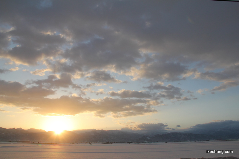 画像：朝日と青空と雲