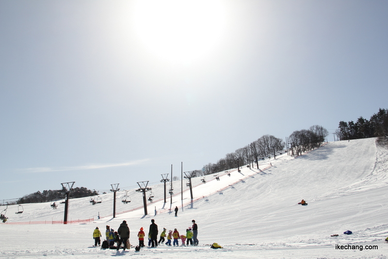 画像：快晴の中でのスキー教室