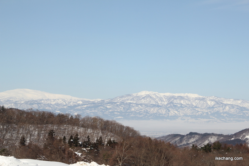 画像：天童高原スキー場から見たら月山と葉山