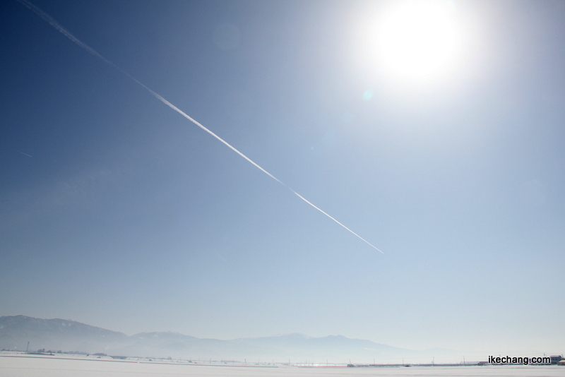 画像：青空と太陽と飛行機雲