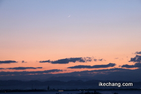 写真：夕焼けのなかの「二日月」の細い月