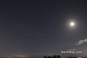 写真：天童市駅西地域から見たオリオン座と上弦手前の月と火星