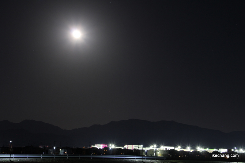 画像：天童芳賀タウンと月
