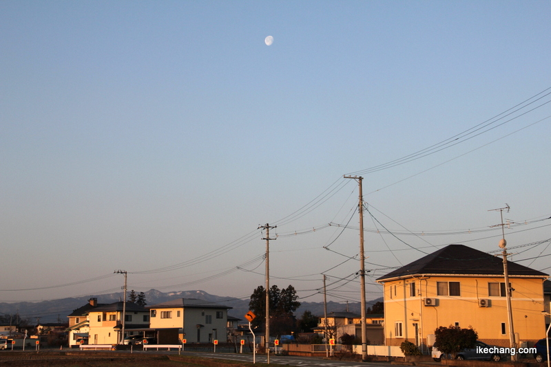 画像：朝日が昇るなか青空に白く輝く有明の月