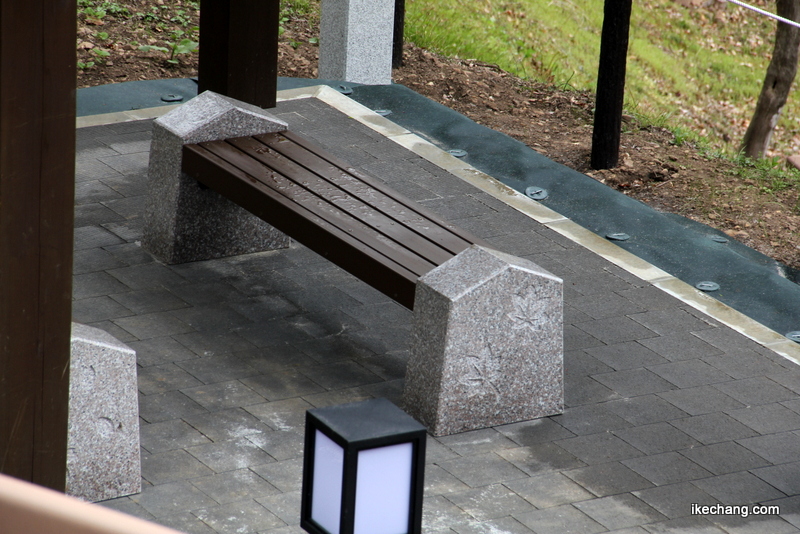 画像：将棋駒の形をしたベンチの足に施されたモミジ