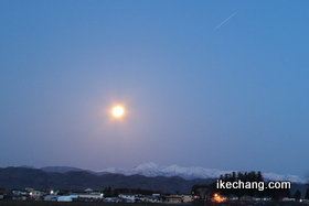 画像：ピンクムーンと国際宇宙ステーション/きぼう