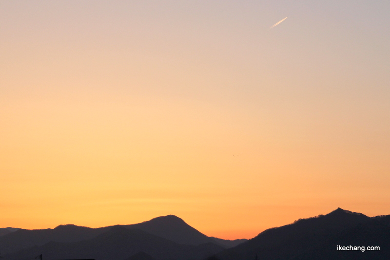 画像：朝焼けと飛行機雲