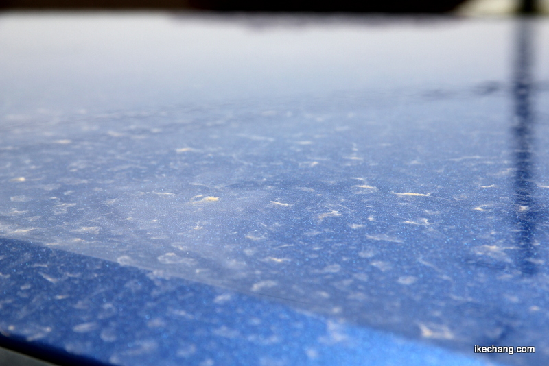 画像：黄砂の雨で、車の屋根が斑点模様に