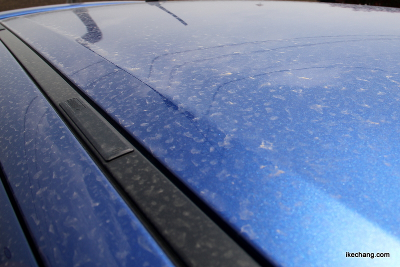 画像：黄砂の雨で、車の屋根が斑点模様に