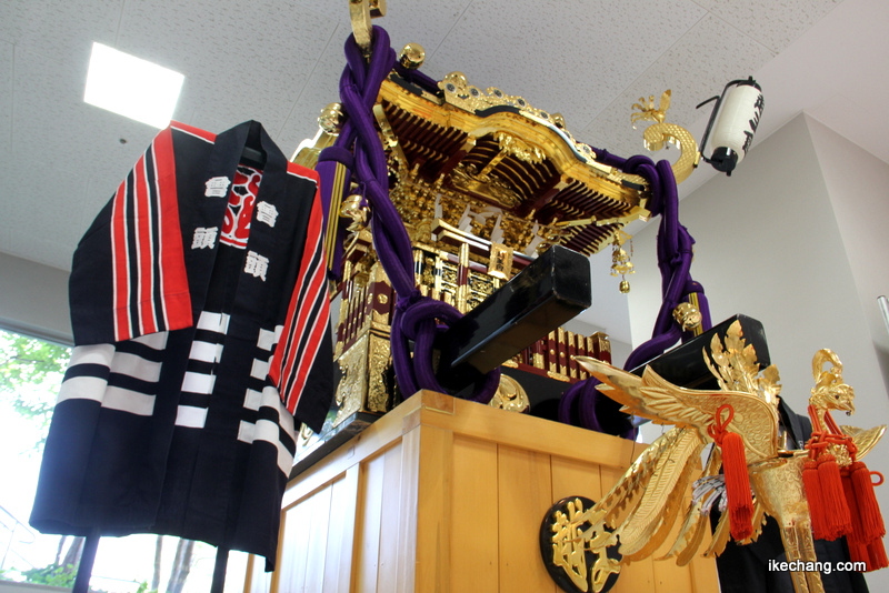 画像：天童市干布「越王會」の本神輿と半纏（はんてん）