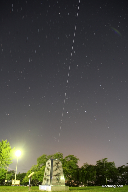 画像：二千局盤来記念モニュメントと国際宇宙ステーション/きぼう