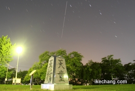 画像：二千局盤来記念モニュメントと国際宇宙ステーション／きぼう