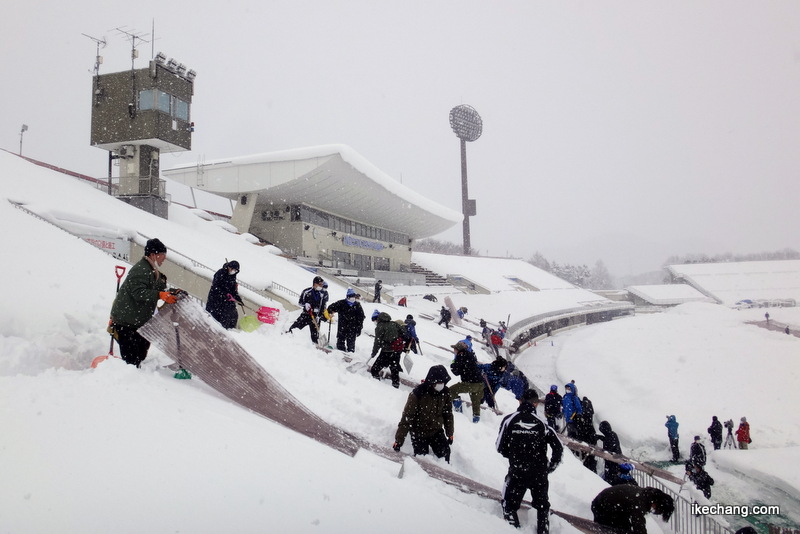 画像：メインスタンド南側の除雪作業