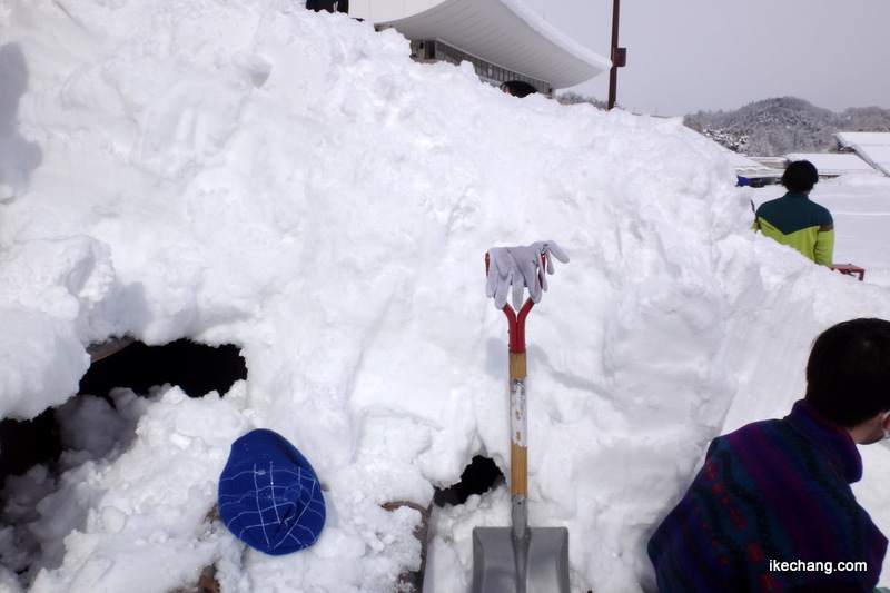 写真：スコップが埋まるほどの積雪量