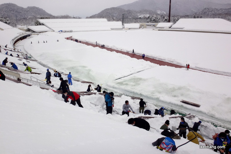 写真：メインスタンド南側の除雪作業