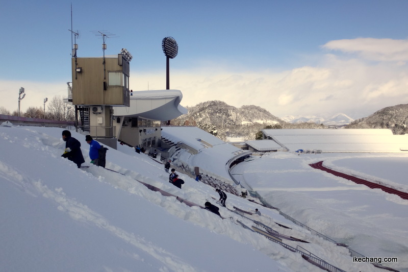 写真：メインスタンド除雪（午後の部）