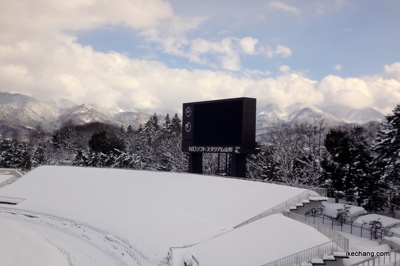 写真：雪が多すぎて手すりが見えないビジター席