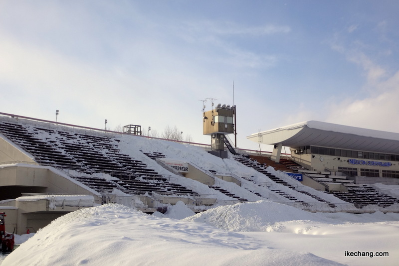 写真：除雪作業1日目終業後のメインスタンド