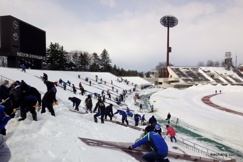 写真：波板を並べてすべり台をつくる様子