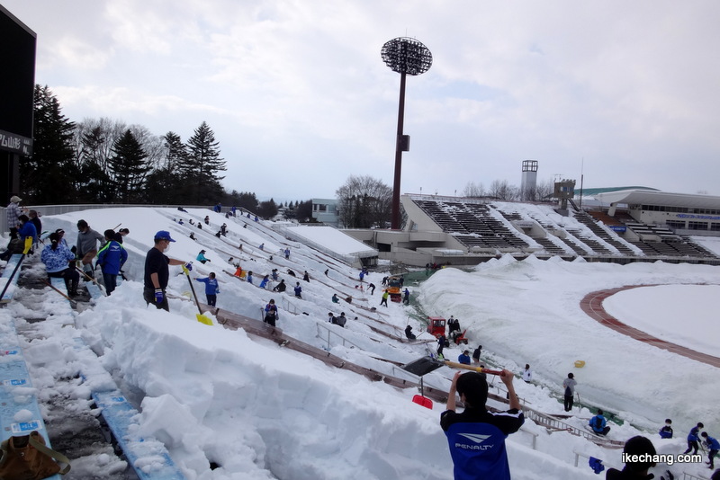 写真：ビジター席の除雪（午後の部）