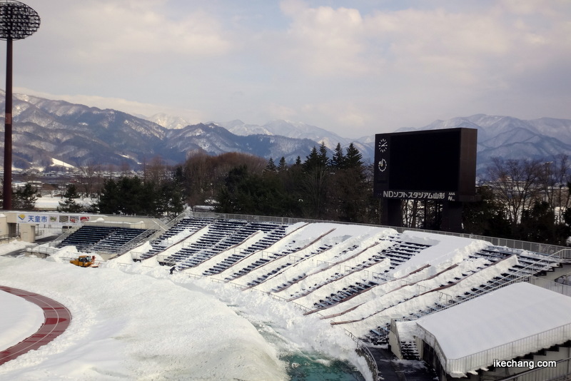 写真：雪かき後のビジター席