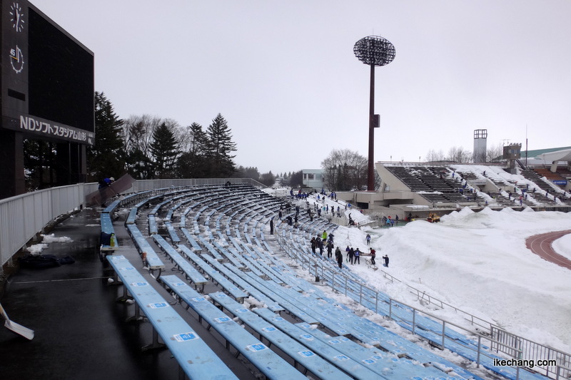 写真：雪が取り除かれたNDスタのビジター席