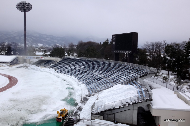 写真：除雪されたNDスタのビジター席