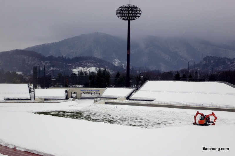 写真：除雪作業が進むNDスタのピッチ