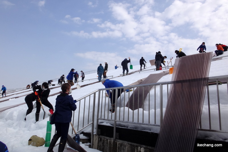 写真：バックスタンド北側の除雪作業