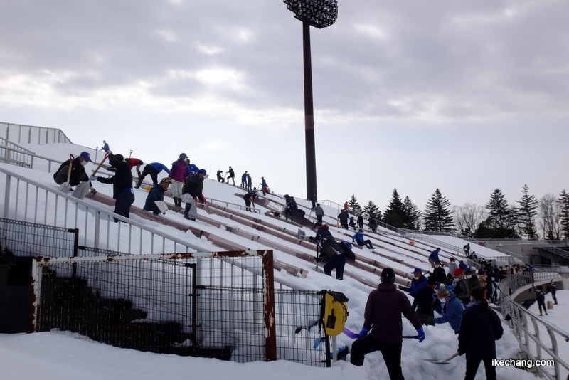 写真：バックスタンド南側の除雪作業