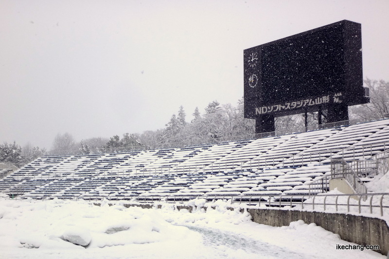 写真：雪が積もってきたビジター席