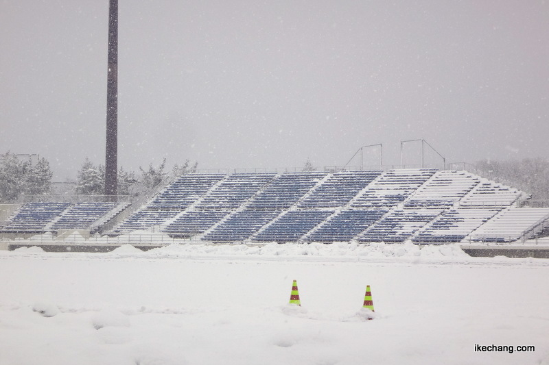 写真：雪が積もってきたバックスタンド南側