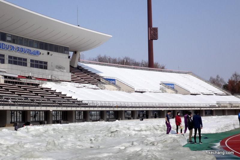 写真：メインスタンド北側に残る雪