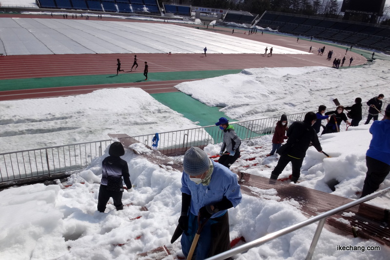 写真：波板を使っての除雪作業