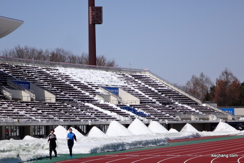 写真：除雪されたメインスタンド北側