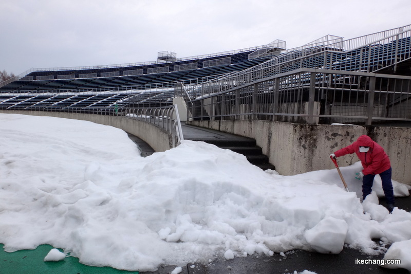 写真：ホーム自由席への階段の除雪