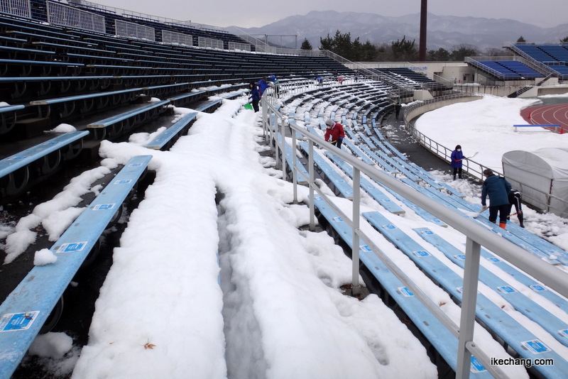 写真：膝高まで残るホーム自由席の雪