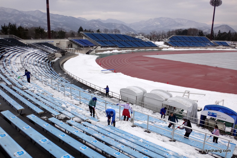 画像：ホーム自由席の除雪作業