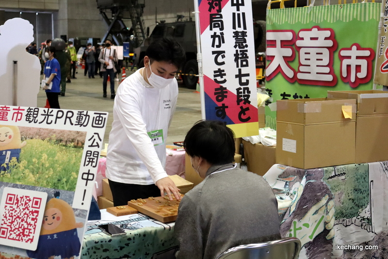 写真：中川慧梧さんとの将棋の対局（ニコニコ超会議2022）