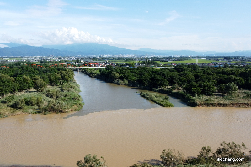 写真：茶色く濁った最上川とおだやかな須川