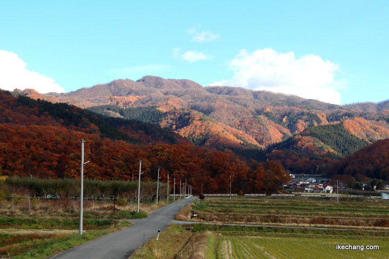 写真：青い空と緑や赤く色づいた天童の山々