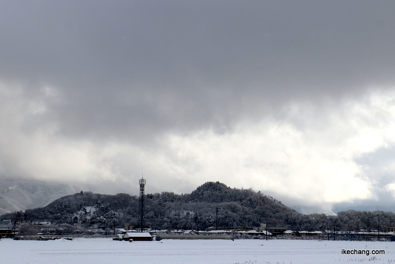 写真：天童市スポーツセンター前から見た舞鶴山