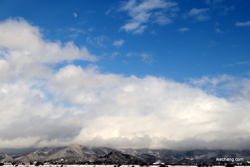 写真：舞鶴山の上空に浮かぶ白い月