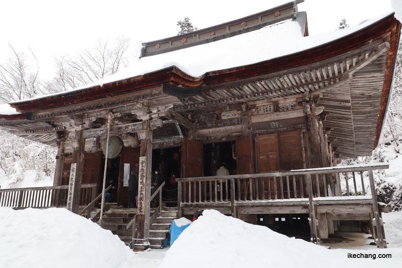 写真：雪が積もる国指定重要文化財 若松寺観音堂