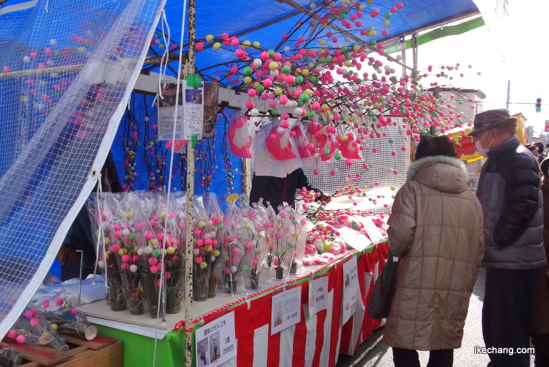 画像：華やかなだんご木の屋台