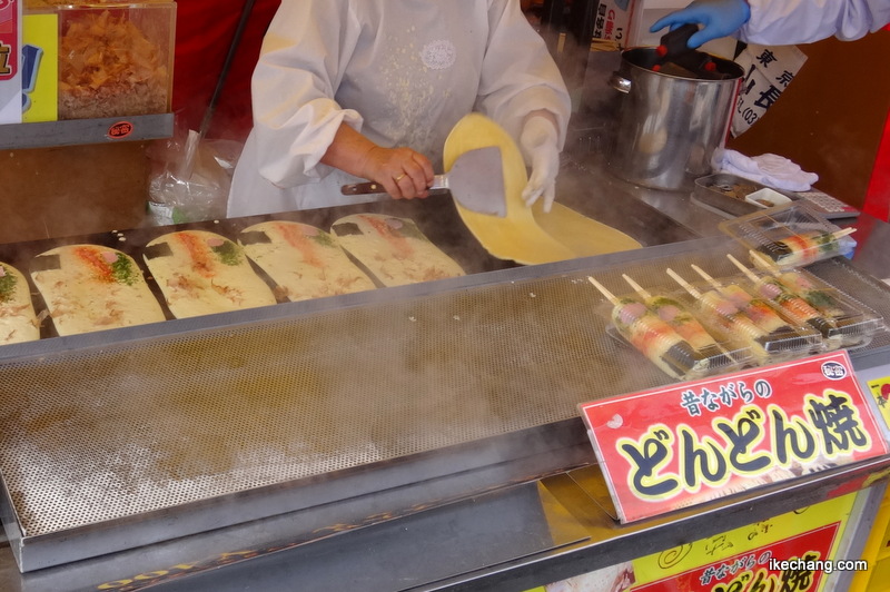 写真：どんどん焼きの屋台