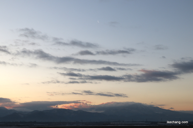 写真：蔵王山の上空に輝く、白く細い月