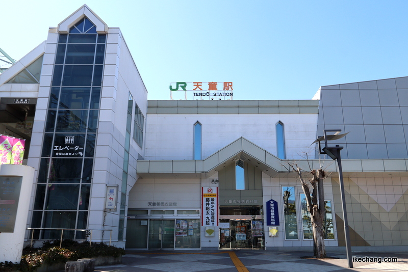 写真：将棋駒をイメージした外観のJR天童駅