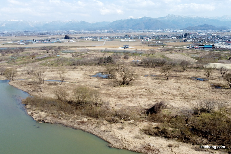 写真：最上川上空から樽川排水樋門を望む