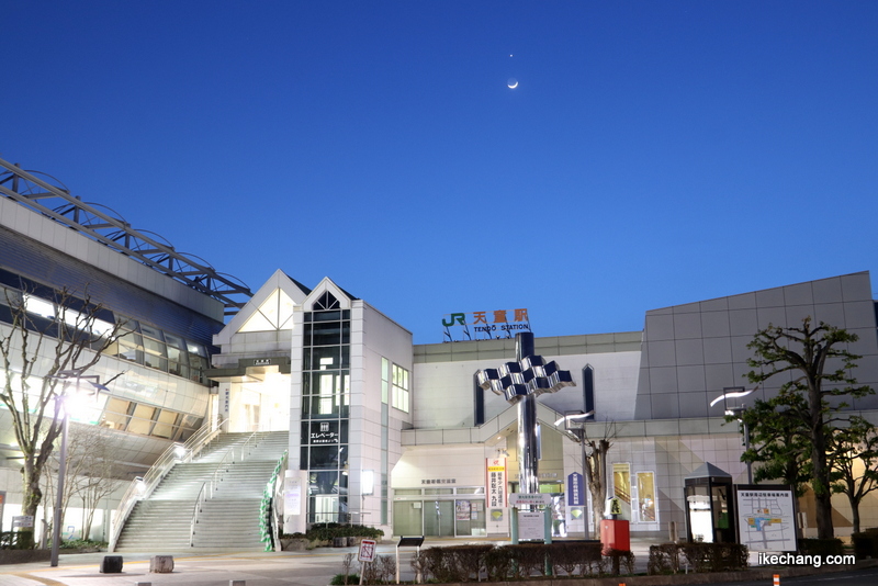 写真：天童駅前から見えた三日月と金星